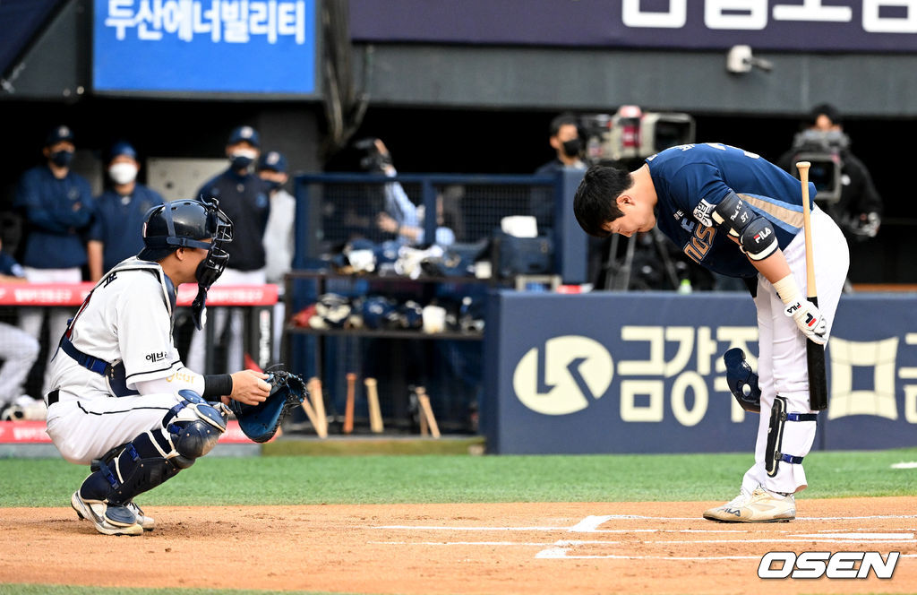 1회초 무사 1루에서 NC 박건우가 친정팀 두산과의 원정 첫 타석에 들어서며 팬, 더그아웃을 향해 인사를 하고 있다. 2022.04.26 /jpnews@osen.co.kr