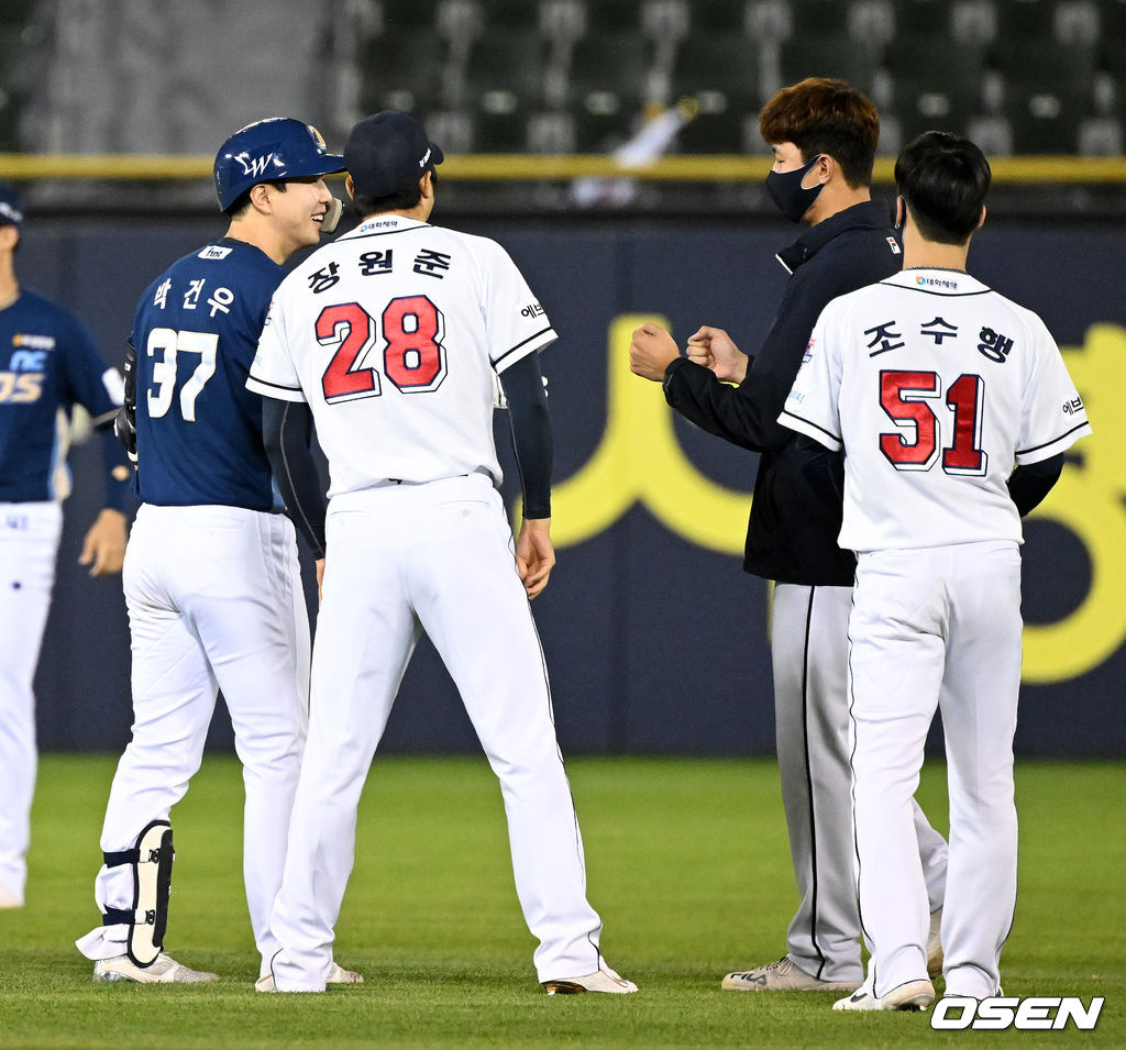 클리닝타임 NC 박건우가 외야에서 두산 장원준, 홍건희, 조수행과 인사를 나누고 있다. 2022.04.26 /jpnews@osen.co.kr