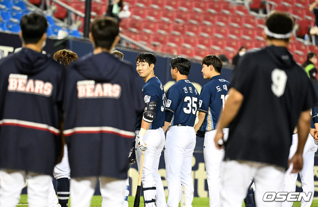 경기를 마치고 NC 박건우가 두산 선수들과 인사를 나누고 있다. 2022.04.26 /jpnews@osen.co.kr