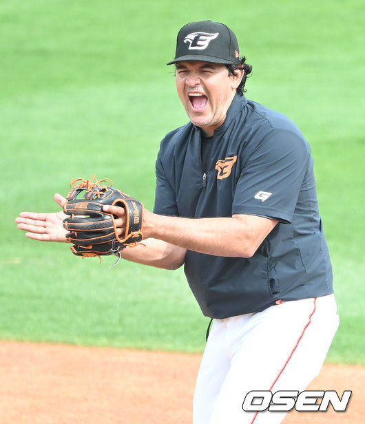 한화 수베로 감독이 수비 훈련에 참여하고 있다. 2022.04.26 /ksl0919@osen.co.kr