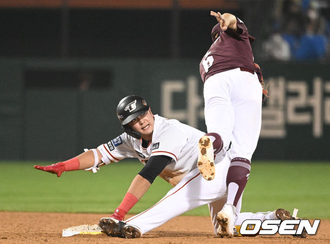 7회말 2사 1, 2루 한화 임종찬이 역전 1타점 적시타를 날린 뒤 2루에 세이프 되고 있다. 2022.04.26 /ksl0919@osen.co.kr