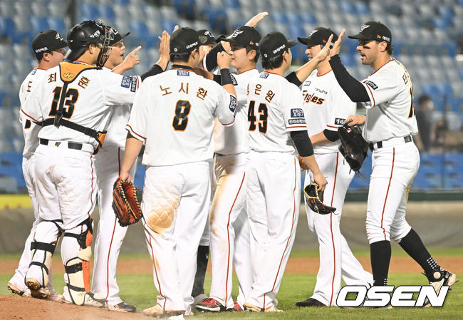 한화 선수들이 승리의 기쁨을 나누고 있다. 2022.04.26