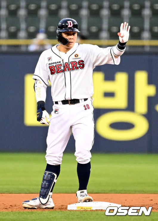 2회말 2사 2루에서 두산 박세혁이 선제 1타점 우익수 오른쪽 2루타를 날리고 타임을 외치고 있다. 2022.04.26 /jpnews@osen.co.kr