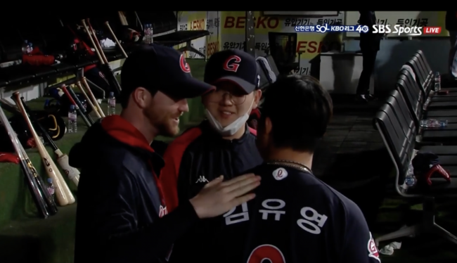 23일 대구 삼성전에서 반즈와 대화를 나누는 김유영 /SBS 스포츠 중계방송 화면 캡처