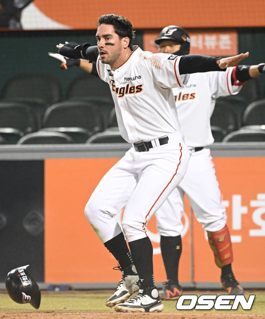 6회말 2사 1, 2루 한화 노시환의 동점 2타점 적시 2루타 때, 1루 주자 터크먼이 득점을 올린 뒤 세이프 판정을 어필하고 있다. 비디오 판독결과 원심 유지. 2022.04.26 /ksl0919@osen.co.kr