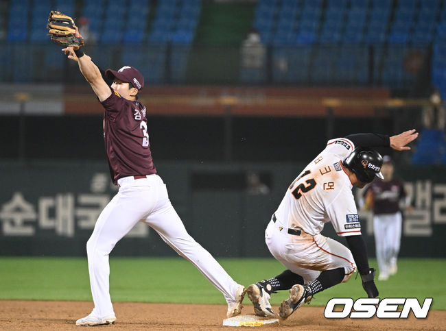 8회말 무사 1, 2루 한화 노시환의 안타 때 1루 주자 터크먼이 2루에 세이프되고 있다. 키움에서 태그 관련 비디오 판독을 요청했으나 원심 유지. 2022.04.26 /ksl0919@osen.co.kr