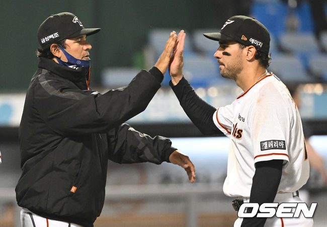 한화 수베로 감독, 터크먼이 하이파이브를 하고 있다. 2022.04.26