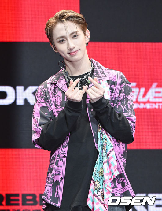 27일 서울 한남동 블루스퀘어에서 그룹 다크비(DKB) 네 번째 미니앨범 ‘REBEL’ 컴백 쇼케이스가 진행됐다.이번 앨범은 지난해 10월 싱글 1집 ‘Rollercoaster’발매 이후 약 반년 만에 선보이는 새 앨범으로 글로벌 팬들의 기대를 모으고 있다. 특히 스케줄러 이미지 속 삐딱한 자세의 뒷모습에서 느껴지는 멤버들의 반항 무드와 도발적이고 강렬한 빨간 글씨로 적힌 앨범명 ‘REBEL’은 신보 콘셉트에 대한 궁금증을 고조시키고 있다.다크비 해리준이 포즈를 취하고 있다. 2022.04.27 / soul1014@osen.co.kr