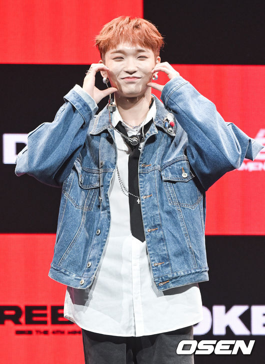 27일 서울 한남동 블루스퀘어에서 그룹 다크비(DKB) 네 번째 미니앨범 ‘REBEL’ 컴백 쇼케이스가 진행됐다.이번 앨범은 지난해 10월 싱글 1집 ‘Rollercoaster’발매 이후 약 반년 만에 선보이는 새 앨범으로 글로벌 팬들의 기대를 모으고 있다. 특히 스케줄러 이미지 속 삐딱한 자세의 뒷모습에서 느껴지는 멤버들의 반항 무드와 도발적이고 강렬한 빨간 글씨로 적힌 앨범명 ‘REBEL’은 신보 콘셉트에 대한 궁금증을 고조시키고 있다.다크비 유쿠가 포즈를 취하고 있다. 2022.04.27 / soul1014@osen.co.kr