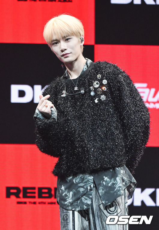 27일 서울 한남동 블루스퀘어에서 그룹 다크비(DKB) 네 번째 미니앨범 ‘REBEL’ 컴백 쇼케이스가 진행됐다.이번 앨범은 지난해 10월 싱글 1집 ‘Rollercoaster’발매 이후 약 반년 만에 선보이는 새 앨범으로 글로벌 팬들의 기대를 모으고 있다. 특히 스케줄러 이미지 속 삐딱한 자세의 뒷모습에서 느껴지는 멤버들의 반항 무드와 도발적이고 강렬한 빨간 글씨로 적힌 앨범명 ‘REBEL’은 신보 콘셉트에 대한 궁금증을 고조시키고 있다.다크비 룬이 포즈를 취하고 있다. 2022.04.27 / soul1014@osen.co.kr