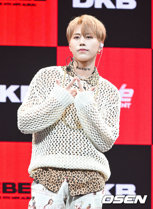 27일 서울 한남동 블루스퀘어에서 그룹 다크비(DKB) 네 번째 미니앨범 ‘REBEL’ 컴백 쇼케이스가 진행됐다.이번 앨범은 지난해 10월 싱글 1집 ‘Rollercoaster’발매 이후 약 반년 만에 선보이는 새 앨범으로 글로벌 팬들의 기대를 모으고 있다. 특히 스케줄러 이미지 속 삐딱한 자세의 뒷모습에서 느껴지는 멤버들의 반항 무드와 도발적이고 강렬한 빨간 글씨로 적힌 앨범명 ‘REBEL’은 신보 콘셉트에 대한 궁금증을 고조시키고 있다.다크비 테오가 포즈를 취하고 있다. 2022.04.27 / soul1014@osen.co.kr