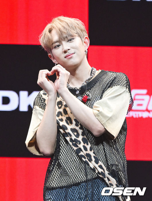 27일 서울 한남동 블루스퀘어에서 그룹 다크비(DKB) 네 번째 미니앨범 ‘REBEL’ 컴백 쇼케이스가 진행됐다.이번 앨범은 지난해 10월 싱글 1집 ‘Rollercoaster’발매 이후 약 반년 만에 선보이는 새 앨범으로 글로벌 팬들의 기대를 모으고 있다. 특히 스케줄러 이미지 속 삐딱한 자세의 뒷모습에서 느껴지는 멤버들의 반항 무드와 도발적이고 강렬한 빨간 글씨로 적힌 앨범명 ‘REBEL’은 신보 콘셉트에 대한 궁금증을 고조시키고 있다.다크비 디원이 포즈를 취하고 있다. 2022.04.27 / soul1014@osen.co.kr