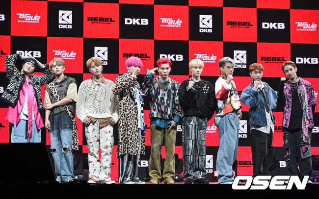 27일 서울 한남동 블루스퀘어에서 그룹 다크비(DKB) 네 번째 미니앨범 ‘REBEL’ 컴백 쇼케이스가 진행됐다.이번 앨범은 지난해 10월 싱글 1집 ‘Rollercoaster’발매 이후 약 반년 만에 선보이는 새 앨범으로 글로벌 팬들의 기대를 모으고 있다. 특히 스케줄러 이미지 속 삐딱한 자세의 뒷모습에서 느껴지는 멤버들의 반항 무드와 도발적이고 강렬한 빨간 글씨로 적힌 앨범명 ‘REBEL’은 신보 콘셉트에 대한 궁금증을 고조시키고 있다.다크비가 포즈를 취하고 있다. 2022.04.27 / soul1014@osen.co.kr