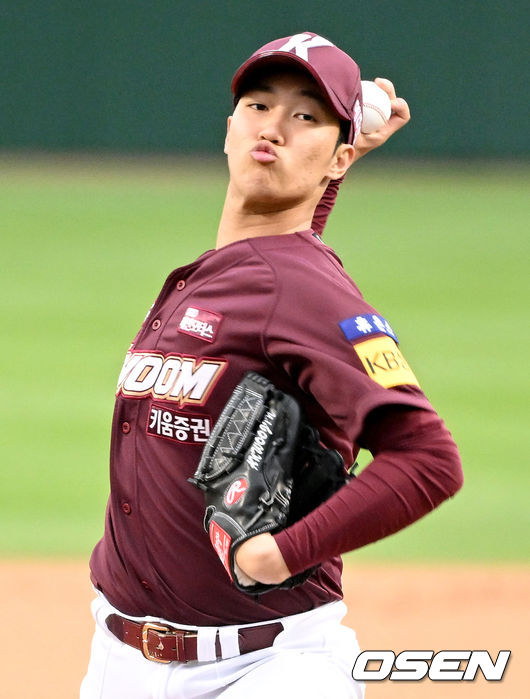 26일 오후 대전 한화이글스파크에서 ’2022 신한은행 SOL KBO리그’ 한화 이글스와 키움 히어로즈의 경기가 열렸다.1회말 키움 선발 안우진이 마운드에 올라 힘차게 공을 뿌리고 있다. 2022.04.26 /ksl0919@osen.co.kr