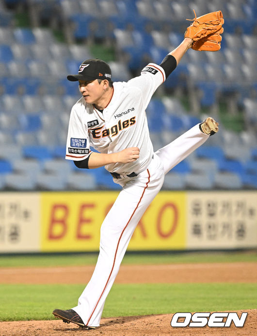 한화가 안우진을 앞세운 키움을 꺾었다. 한화는 26일 대전 한화생명이글스파크에서 열린 2022 신한은행 SOL KBO리그 키움과의 홈경기를 5-2 역전승으로 장식했다. 9회초 한화 장시환이 마운드에 올라 힘차게 공을 뿌리고 있다. 2022.04.26 /ksl0919@osen.co.kr