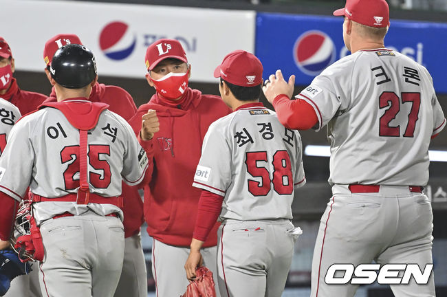 SSG 랜더스 김원형 감독이 롯데 자이언츠를 8-1로 누르고 선수들과 기쁨을 나누고 있다. 2022.04.26 / foto0307@osen.co.kr