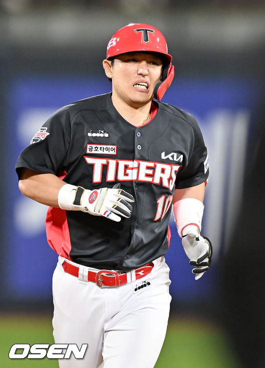 9회초 2사 주자 3루 KIA 박동원이 중월 투런 홈런을 날린 후 절뚝거리며 그라운드를 돌고 있다. 2022.04.26 /rumi@osen.co.kr
