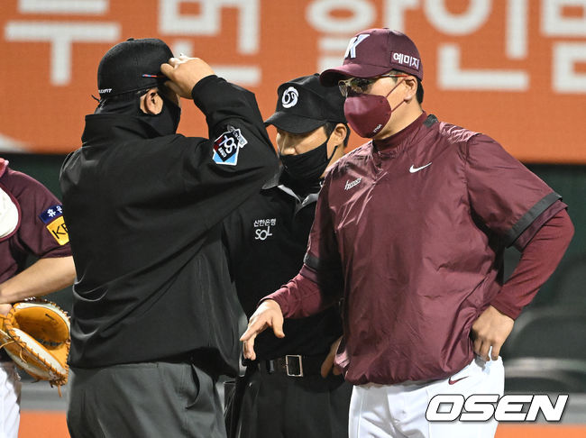 26일 오후 대전 한화이글스파크에서 ’2022 신한은행 SOL KBO리그’ 한화 이글스와 키움 히어로즈의 경기가 열렸다.6회말 2사 1, 2루 한화 노시환의 동점 2타점 적시 2루타 때, 키움 홍원기 감독이 홈 태그 관련 비디오 판독 결과에 항의하고 있다. 홍원기 감독 퇴장 처리. 2022.04.26 /ksl0919@osen.co.kr