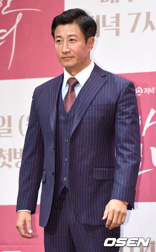 배우 이훈이 참석해 포토타임을 하고 있다. /dreamer@osen.co.kr