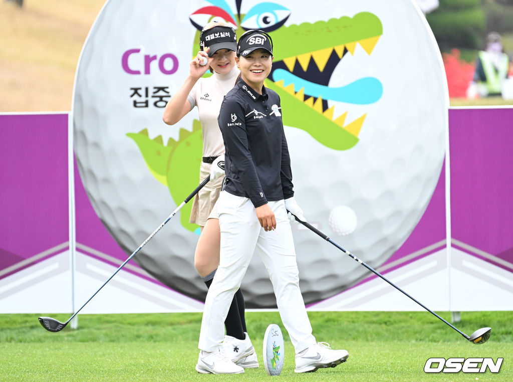 순서를 착각한 이소미가 김새로미가 호명되자 멋쩍게 미소를 짓고 있다. 2022.04.23 /cej@osen.co.kr