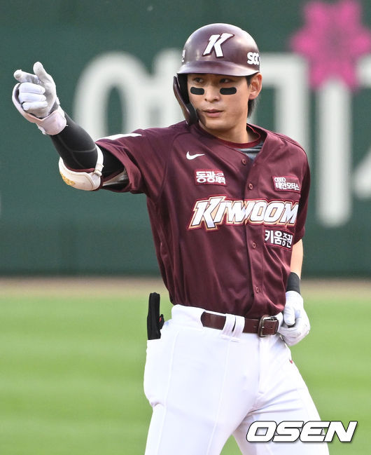 27일 오후 대전 한화이글스파크에서 ’2022 신한은행 SOL KBO리그’ 한화 이글스와 키움 히어로즈의 경기가 열렸다.1회초 2사 키움 이정후가 안타를 날린 뒤 세레모니를 하고 있다. 2022.04.27 /ksl0919@osen.co.kr