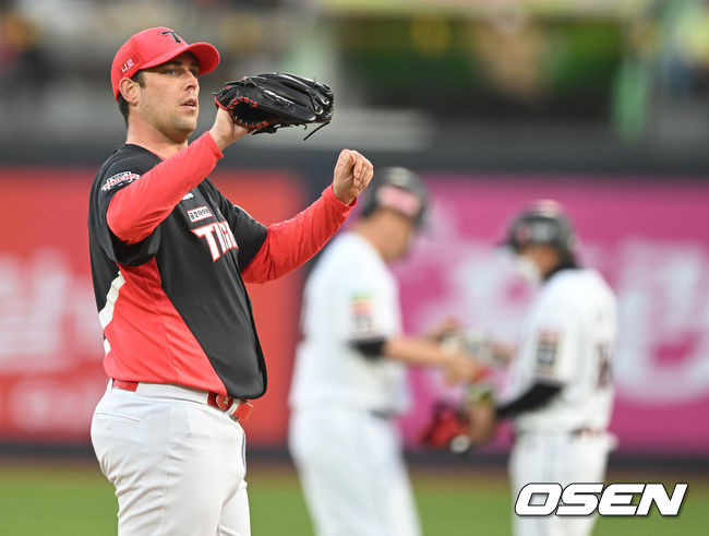 1회말 2사 , 3루 상황 KT 장성우에게 우익수 키를 넘기는 2타점 2루타를 허용한 KIA 선발 놀린이 공을 건네받고 있다. 2022.04.27 / dreamer@osen.co.kr