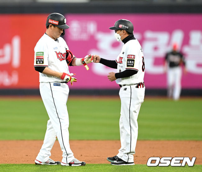 1회말 2사 , 3루 상황 KT 장성우가 우익수 키를 넘기는 선제 2타점 2루타를 날리고 2루에 안착해 김연훈 코치와 인사를 나누고 있다. 2022.04.27 / dreamer@osen.co.kr