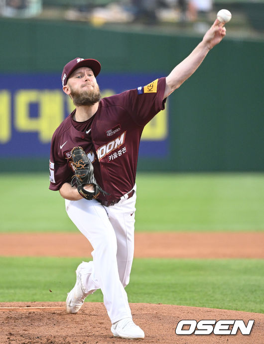 27일 오후 대전 한화이글스파크에서 ’2022 신한은행 SOL KBO리그’ 한화 이글스와 키움 히어로즈의 경기가 열렸다.1회말 키움 선발 요키시가 마운드에 올라 힘차게 공을 뿌리고 있다. 2022.04.27