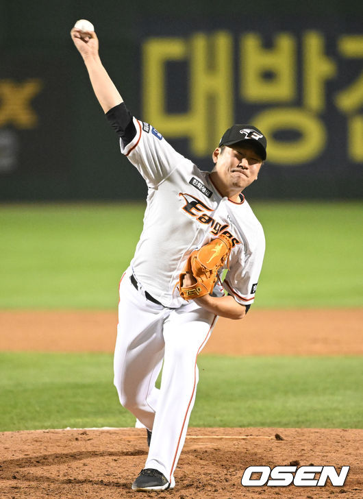 27일 오후 대전 한화이글스파크에서 ’2022 신한은행 SOL KBO리그’ 한화 이글스와 키움 히어로즈의 경기가 열렸다.7회초 한화 이민우가 마운드에 올라 힘차게 공을 뿌리고 있다. 2022.04.27