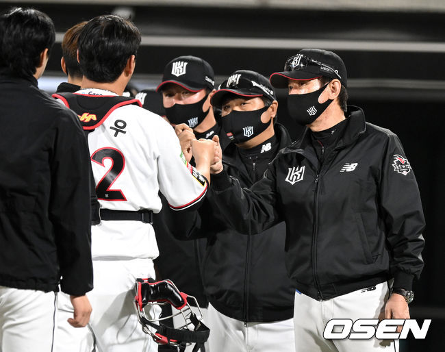 경기를 마치고 승리한 KT 이강철 감독과 장성우가 인사를 나누고 있다. 2022.04.27 / dreamer@osen.co.kr