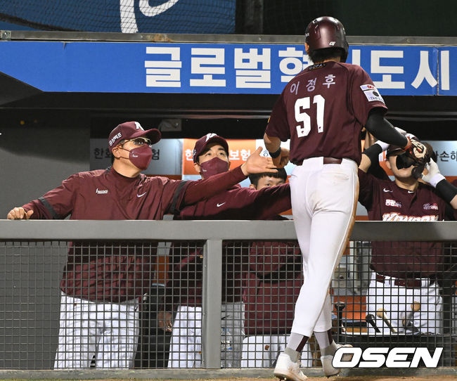 27일 오후 대전 한화이글스파크에서 ’2022 신한은행 SOL KBO리그’ 한화 이글스와 키움 히어로즈의 경기가 열렸다.5회초 무사 1루 키움 푸이그의 1타점 적시 2루타 때 1루 주자 이정후가 득점을 올린 뒤 더그아웃에서 홍원기 감독과 하이파이브를 하고 있다. 2022.04.27 /ksl0919@osen.co.kr