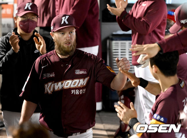 27일 오후 대전 한화이글스파크에서 ’2022 신한은행 SOL KBO리그’ 한화 이글스와 키움 히어로즈의 경기가 열렸다.8회초 종료 후 키움 선발 요키시가 더그아웃에서 동료 선수들의 축하를 받고 있다. 2022.04.27 /ksl0919@osen.co.kr
