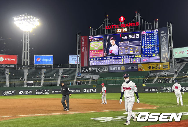 연장 12회까지 가는 접전을 벌였지만 1-1 무승부로 승부를 내지 못한채 경기가 끝났다. 2022.04.27 / foto0307@osen.co.kr