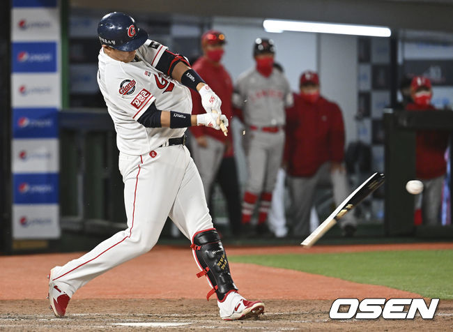 롯데 자이언츠 이대호가 연장 11회말 1사 1,2루 배트 부러지며 유격수 앞 병살타를 치고 있다. 2022.04.27 / foto0307@osen.co.kr