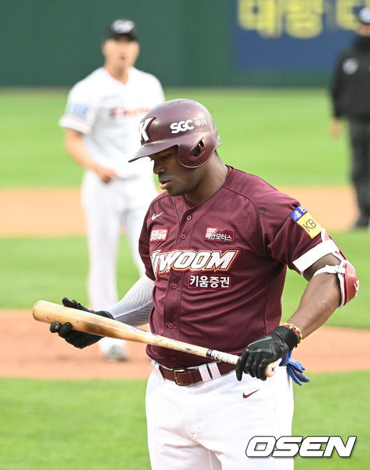 1회초 1사 1, 2루 키움 푸이그가 헛스윙 삼진아웃된 뒤 아쉬워하고 있다. 2022.04.26 /ksl0919@osen.co.kr