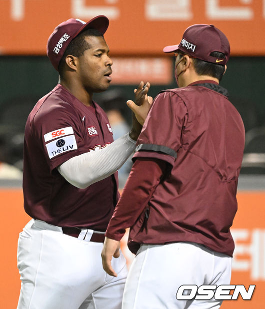 키움 푸이그가 홍원기 감독과 하이파이브를 하고 있다. 2022.04.27