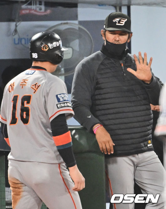 한화 수베로 감독이 득점을 올린 하주석과 하이파이브를 하고 있다. 2022.04.19 /OSEN DB