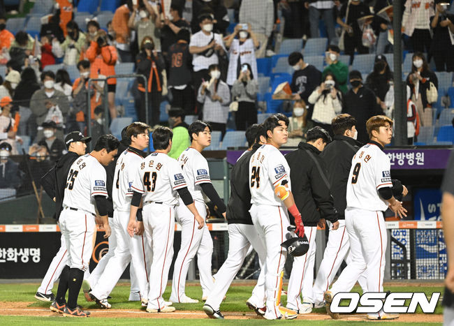 패배 후 한화 이글스 선수들이 아쉬워하고 있다. 2022.04.27 /ksl0919@osen.co.kr