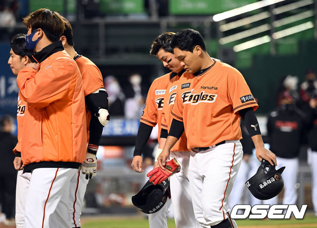 한화 노시환, 김태연이 패배를 아쉬워하고 있다.  2022.04.16 /OSEN DB