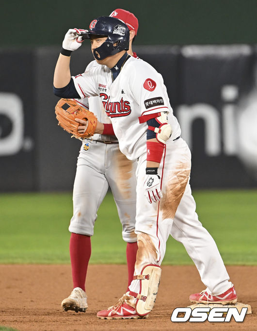롯데 자이언츠 한동희가 6회말 2사 2루타를 치고 세리머니를 하고 있다. 2022.04.27 / foto0307@osen.co.kr