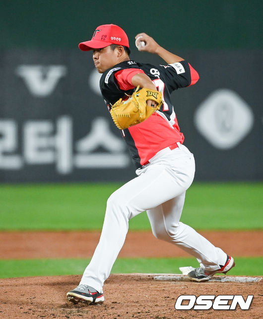 KIA 타이거즈 임기영이 투구를 하고 있다./OSEN DB