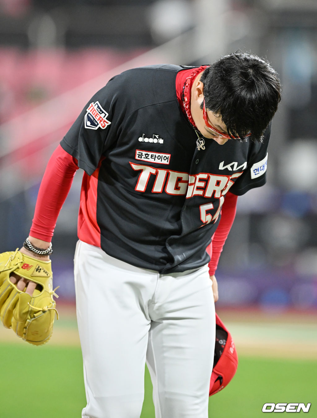 7회말 2사 KIA 선발 양현종이 마운드를 내려가며 팬들에게 인사를 하고 있다. 2022.04.26 /rumi@osen.co.kr