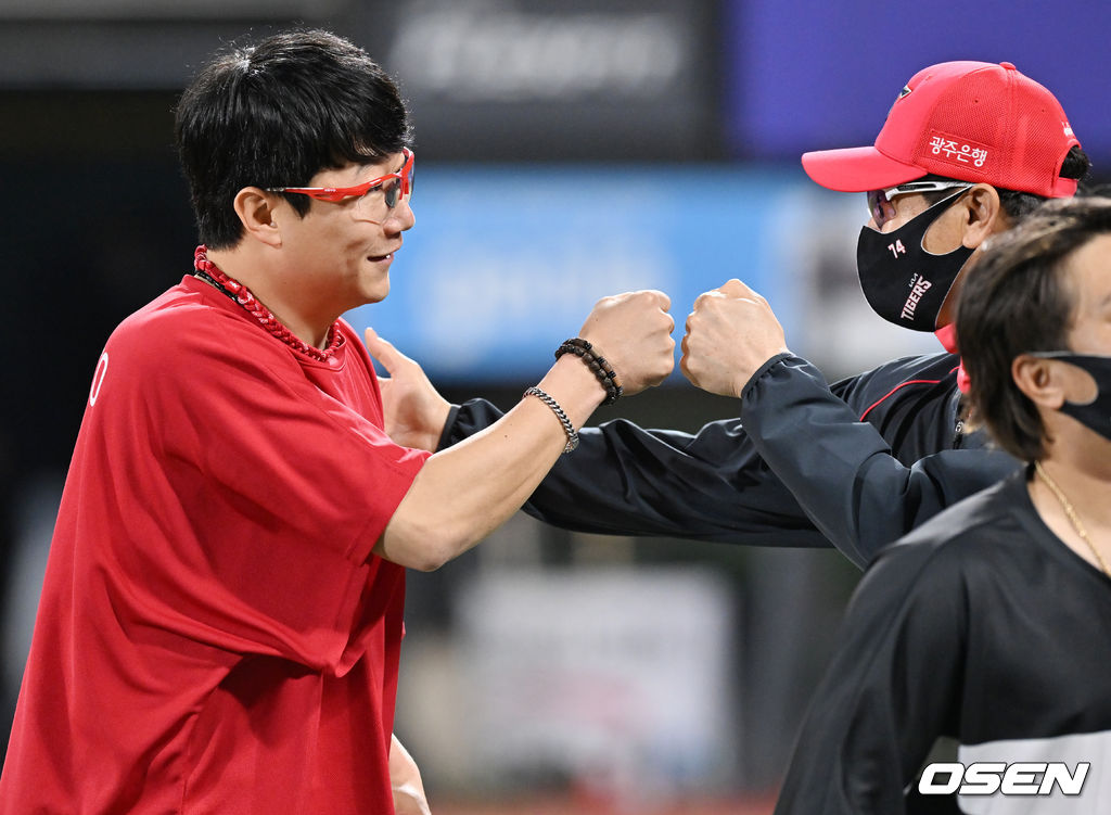 첫승을 한 KIA 양현종이 환하게 미소지으며 김종국 감독과 하이파이브를 하고 있다. 2022.04.26 /rumi@osen.co.kr