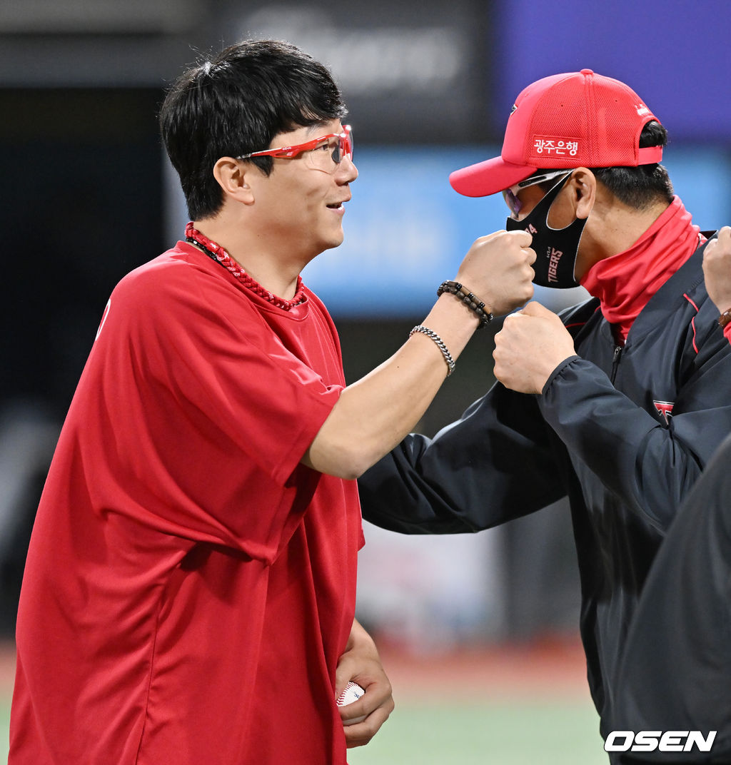 첫승을 한 KIA 양현종이 첫승 기념구를 들고 김종국 감독과 하이파이브를 하고 있다. 2022.04.26 /rumi@osen.co.kr