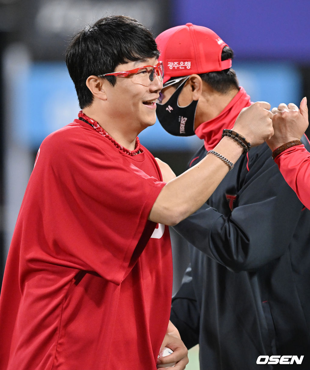 첫승을 한 KIA 양현종이 첫승 기념구를 들고 코치진들과 하이파이브를 하고 있다. 2022.04.26 /rumi@osen.co.kr