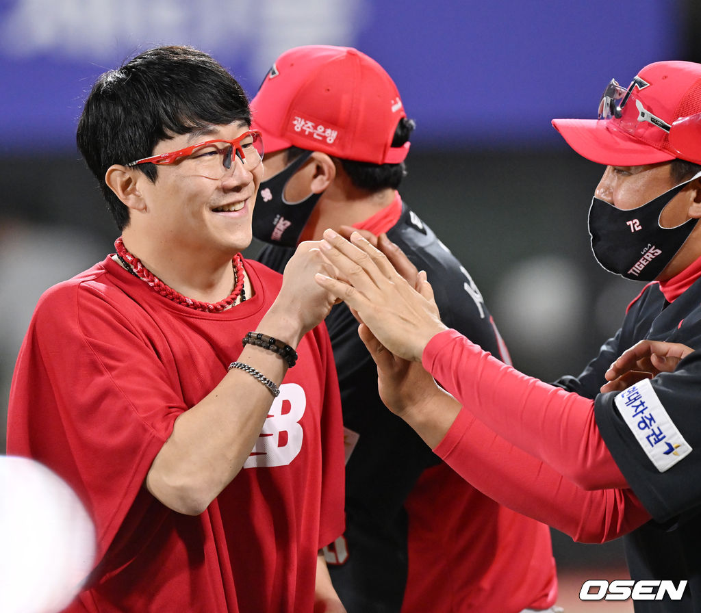 첫승을 한 KIA 양현종이 환하게 미소지으며 하이파이브를 하고 있다. 2022.04.26 /rumi@osen.co.kr