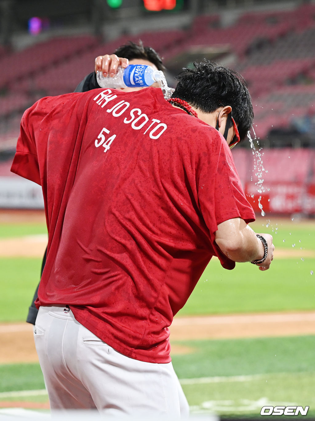 첫승을 한 KIA 양현종이 인터뷰를 마친 후 음료 세례를 받고 있다. 2022.04.26 /rumi@osen.co.kr