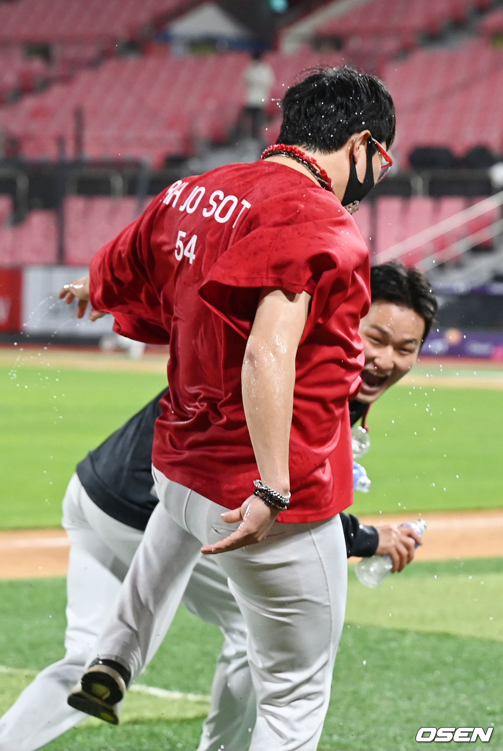 첫승을 한 KIA 양현종이 인터뷰를 마친 후 음료 세례를 받고 있다. 2022.04.26 /rumi@osen.co.kr