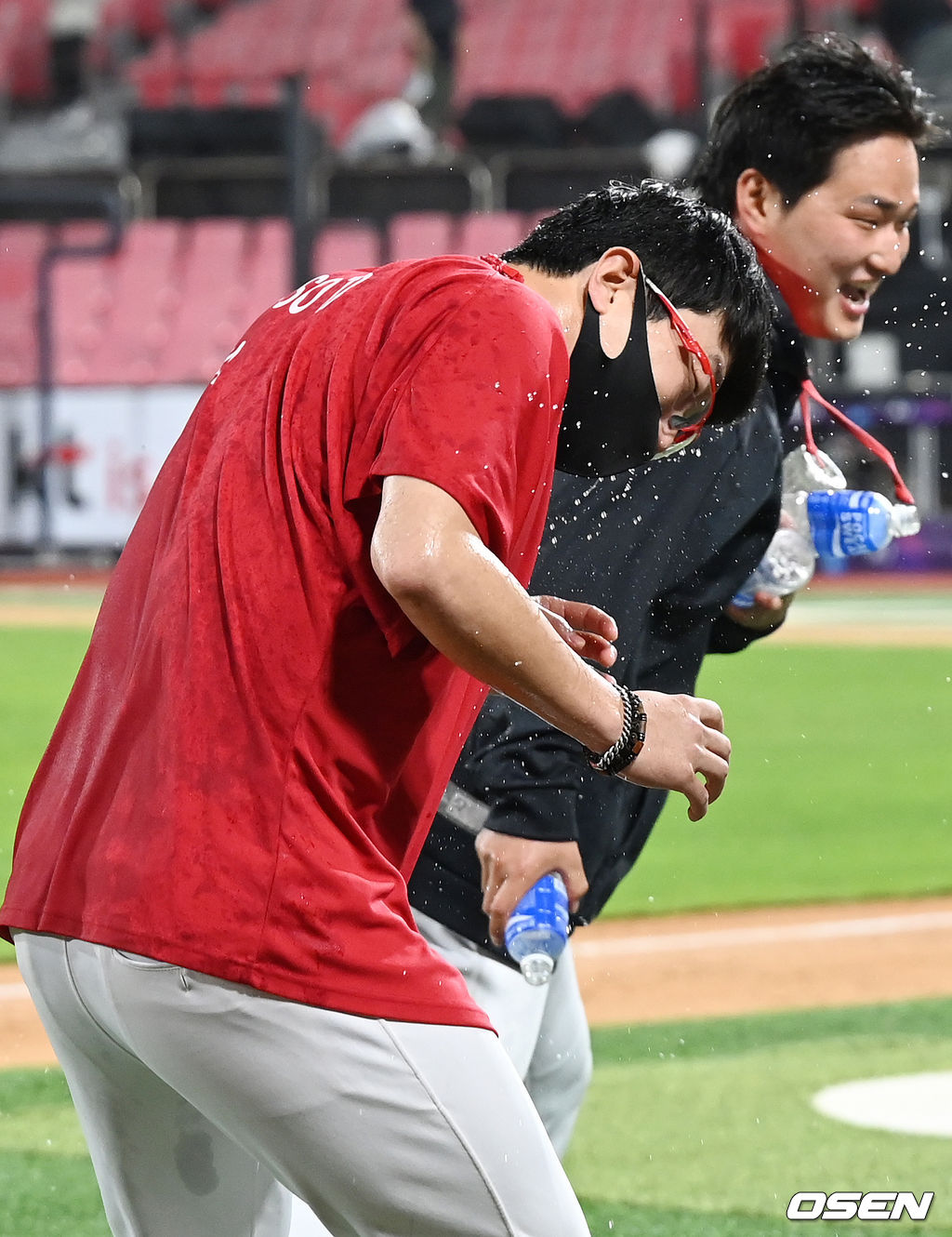 첫승을 한 KIA 양현종이 인터뷰를 마친 후 음료 세례를 받고 있다. 2022.04.26 /rumi@osen.co.kr