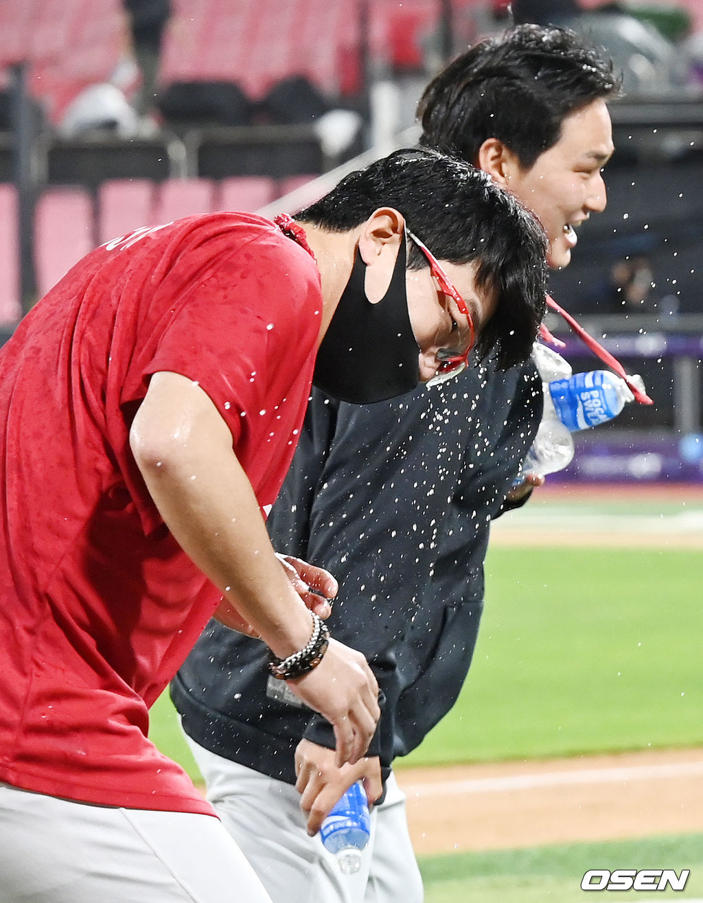 첫승을 한 KIA 양현종이 인터뷰를 마친 후 음료 세례를 받고 있다. 2022.04.26 /rumi@osen.co.kr